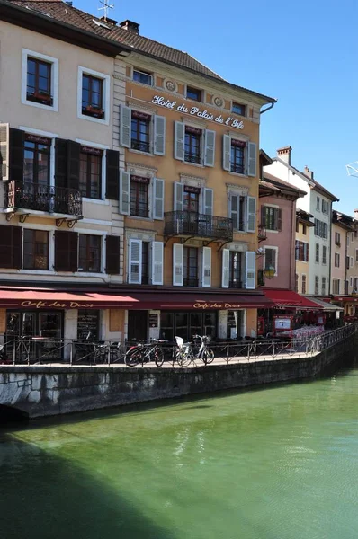 Annecy. Frankrike. Hotel de l' Île. 19 April 2017 . — Stockfoto