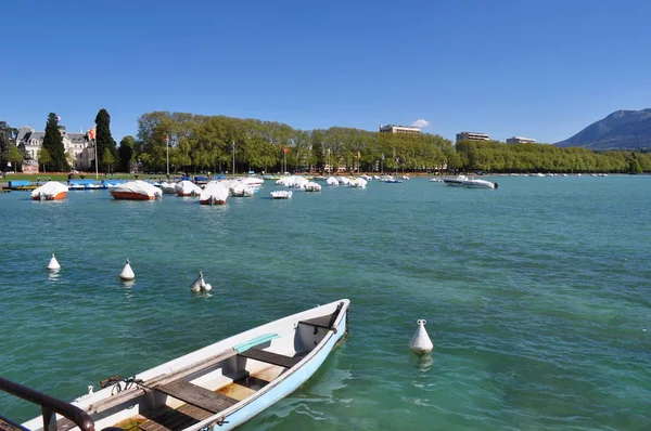 Annecy. França. Vista dos parques de Annecy  . — Fotografia de Stock