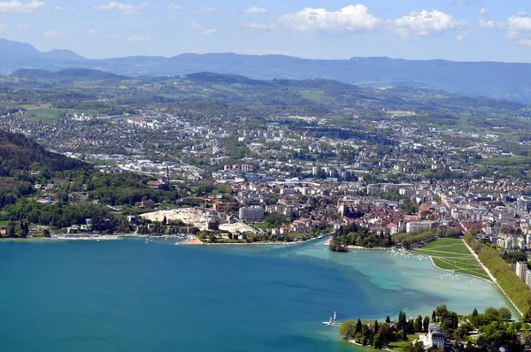 Annecy. Frankrike. Visa Annecy från bergen. — Stockfoto