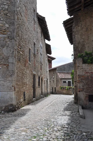 En Francia. Perouges. Pueblo antiguo  . — Foto de Stock