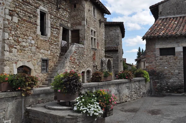 En Francia. Perouges. Pueblo antiguo  . — Foto de Stock