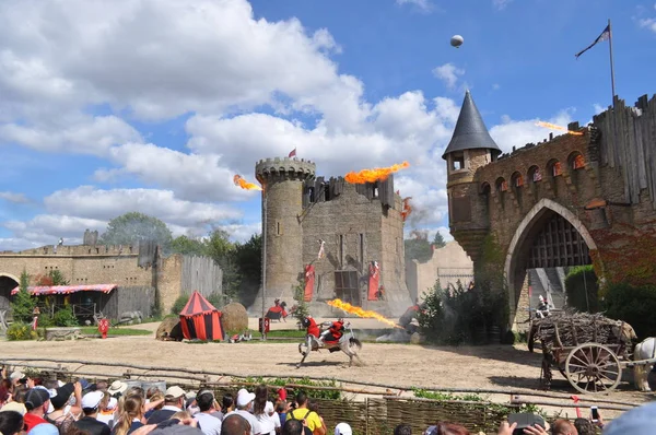 Fransa. Park Puy du Fou. Le gizli de la lance.16 Ağustos 2017 göster .
