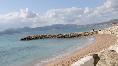 Fransız Rivierası. Kıyı şeridi görünümü .