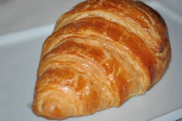 Croissant Białej Tabliczce — Zdjęcie stockowe