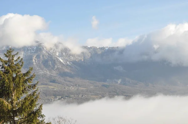 Dağlar Alpler Bulutlu Sisli Alpler Manzarası — Stok fotoğraf