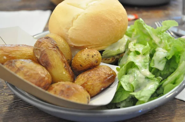 Burger Mięsem Ziemniakami Kapustą — Zdjęcie stockowe