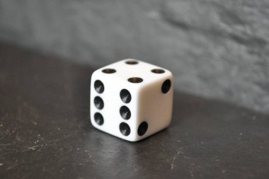 Siyah arka planda kumar oynamanın küpleri. 