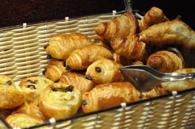 Bir sepetteki kruvasanlar. 