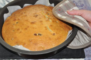 Biri pastayı fırından çıkarsın.