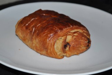 Beyaz tabakta kruvasan 