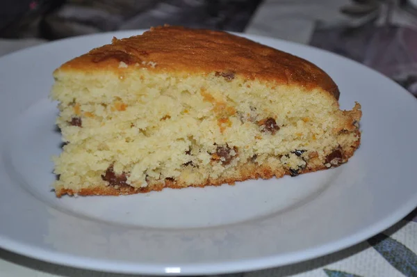 Das Stück Kuchen Auf Dem Weißen Teller — Stockfoto