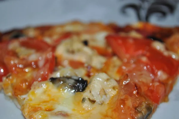 Morceau Pizza Avec Fromage Olives Herbes — Photo