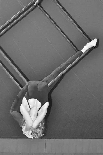 Дівчина Робить Акробатику Повітрі Чорно Біле Фото — стокове фото
