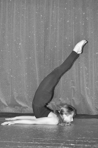 Girl Does Acrobatic Black White Photo — Stock Photo, Image