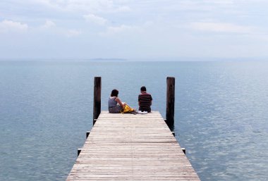 Utangaç genç çift aşık