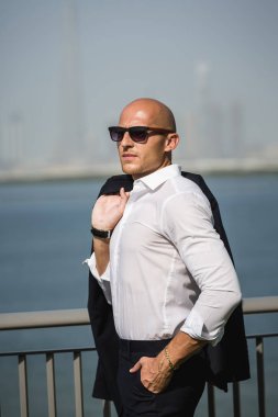 Resmi kıyafetli bir waterfront kalmak emin Yöneticisi.