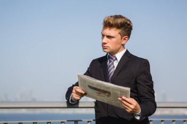 Waterfront kalan resmi kıyafetli başarı ve genç Yöneticisi.