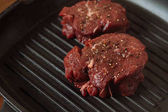 Marha steak előkészítési folyamat a grill. Grillezett hús steak a tüzet. Szemközti nézet