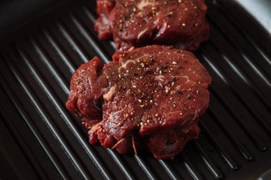 Izgara dana biftek hazırlık süreci. Izgara et biftek yanıyor. Üstten Görünüm