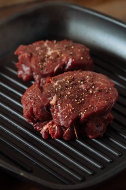 Izgara dana biftek hazırlık süreci. Izgara et biftek yanıyor. Üstten Görünüm