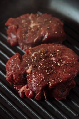 Izgara dana biftek hazırlık süreci. Izgara et biftek yanıyor. Üstten Görünüm