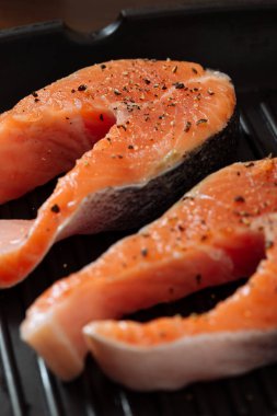 Izgarada somon hazırlama işlemi. Izgara balık biftek yanıyor. Üstten Görünüm.