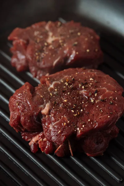 Izgara dana biftek hazırlık süreci. Izgara et biftek yanıyor. Üstten Görünüm