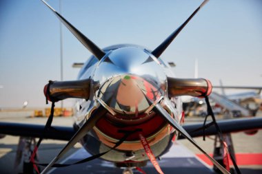 Güneşli bir gün, airshow yere uçak