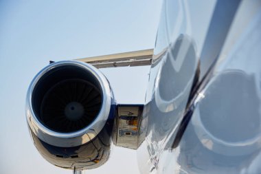 Güneşli bir gün, airshow yere uçak