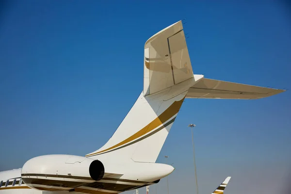 Flygplan på marken i solig dag, airshow — Stockfoto