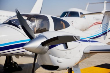 Güneşli bir gün, airshow yere uçak