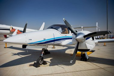Güneşli bir gün, airshow yere uçak