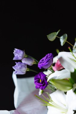 Koyu arka plan üzerinde renkli çiçekler. 