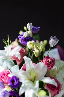 Koyu arka plan üzerinde renkli çiçekler. 