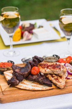 Tereyağlı biftek, mısır ve kiraz domatesleri ve beyaz soa sosu..