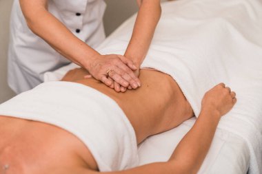 Karın masajı yaptıran güzel bir kız. Vücut bakımı.