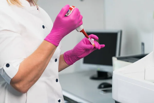医療機器 血液検査 いくつかの試験管の1つに流体を追加するピペット ストックフォト