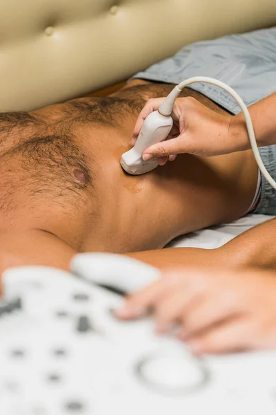 診療所で患者の腹部超音波検査を行う医師 ロイヤリティフリーのストック画像