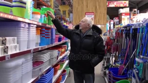 Um cliente idoso seleciona itens no supermercado . — Vídeo de Stock