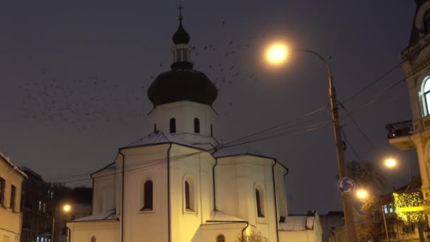 Oude orthodoxe kerk in de avond. — Stockvideo