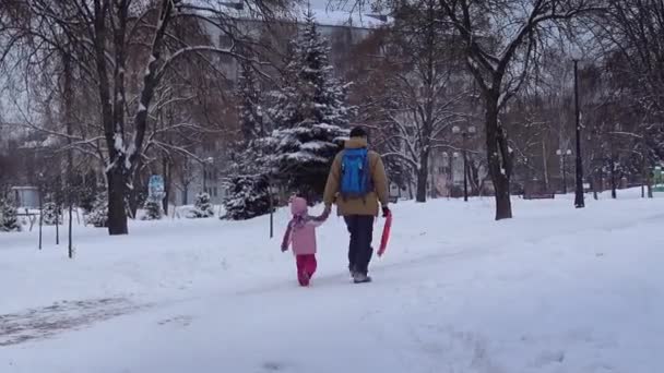 No dia de inverno Papa leva a mão da criança com um passeio . — Vídeo de Stock