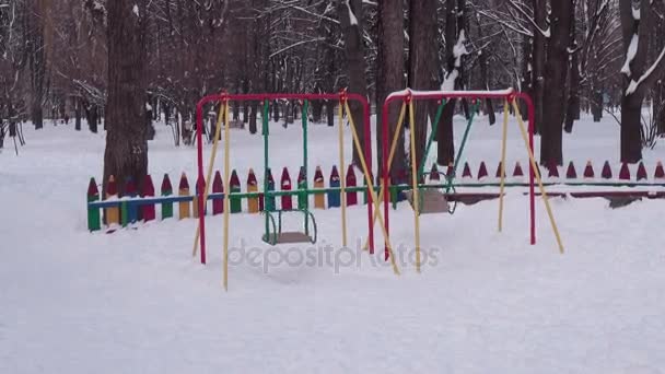 Kış. Parkta salıncak — Stok video