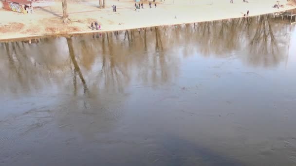 Frühlingstag. Spiegelung im Fluss der Bäume — Stockvideo