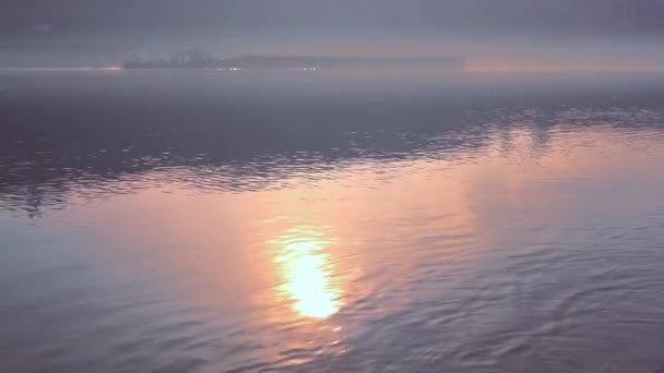 Reflejo del sol en el río y la barcaza — Vídeo de stock