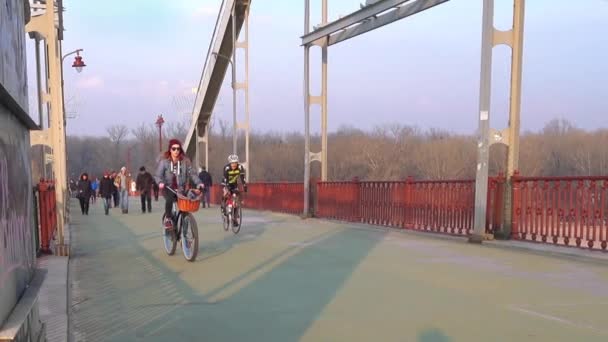 Ciclistas na Ponte e Caminhando Pessoas — Vídeo de Stock