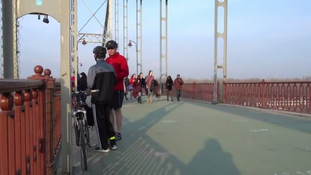 Bir sürü insan yürüyüş yaya köprüsü üzerinde hafta sonu — Stok video
