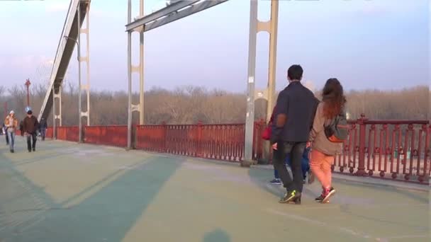 Folk går på bron, jubel i värmen — Stockvideo