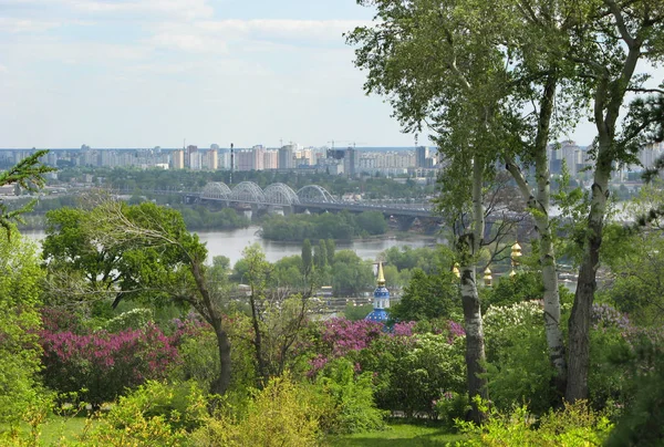 Весна в Києві, вид на лівому березі Дніпра — стокове фото