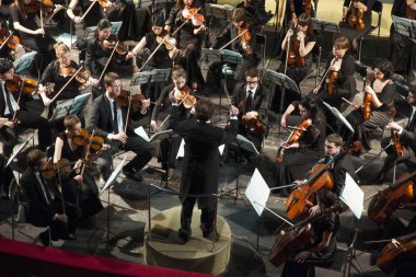 Kiev, Ukrayna Kiev Ulusal Opera 10 -27-2011 konserde. Orkestra bir iletken baton altında