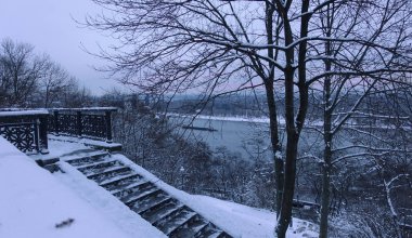 Bir kış gününde Dnieper ve Truhanov Adası Kiev görüntüleyin